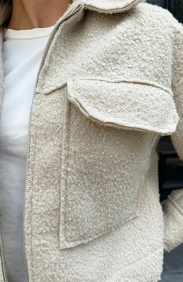 Eva - Chaqueta Bouclé con Cremallera Beige.