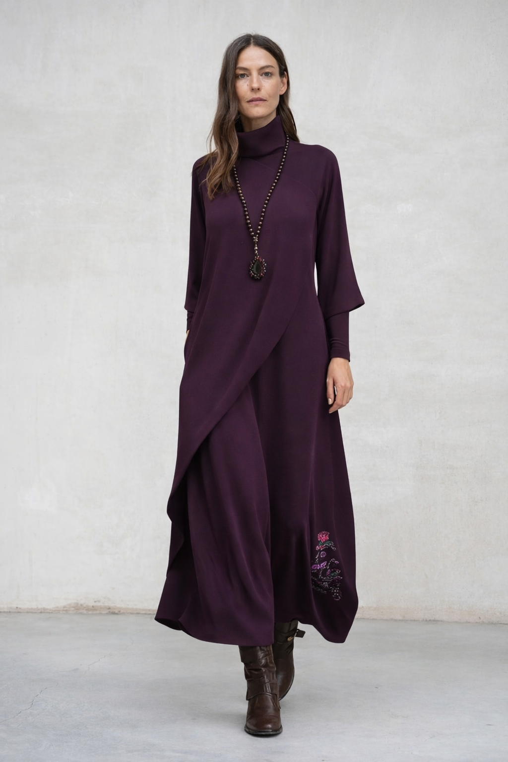 Melina | Vestido maxi púrpura con cuello alto y pliegues asimétricos