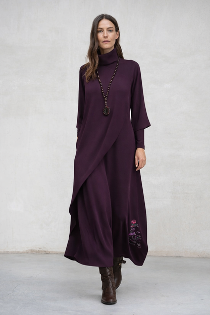 Melina | Vestido maxi púrpura con cuello alto y pliegues asimétricos