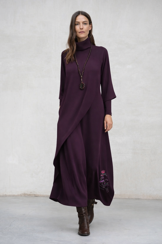 Melina | Vestido maxi púrpura con cuello alto y pliegues asimétricos